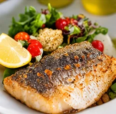 Filet de poisson grillé et salade du potager