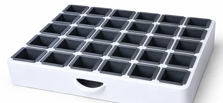 Plateau de semis blanc imprimé en 3D avec alvéoles grises carrées