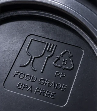 Symbole verre et fourchette moulé dans le fond d’un seau, avec le code de recyclage 5 PP