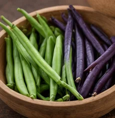 Bol de haricots verts et violets