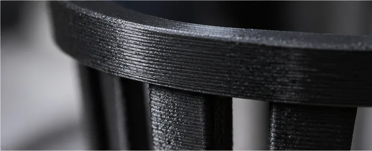 Gros plan sur les stries des couches d’une pièce imprimée noire