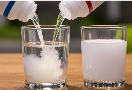 Deux concentrés versés ensemble dans un verre : un dépôt blanc se forme, à côté un verre devenu laiteux