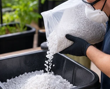 Perlite versée avec des gants et un masque